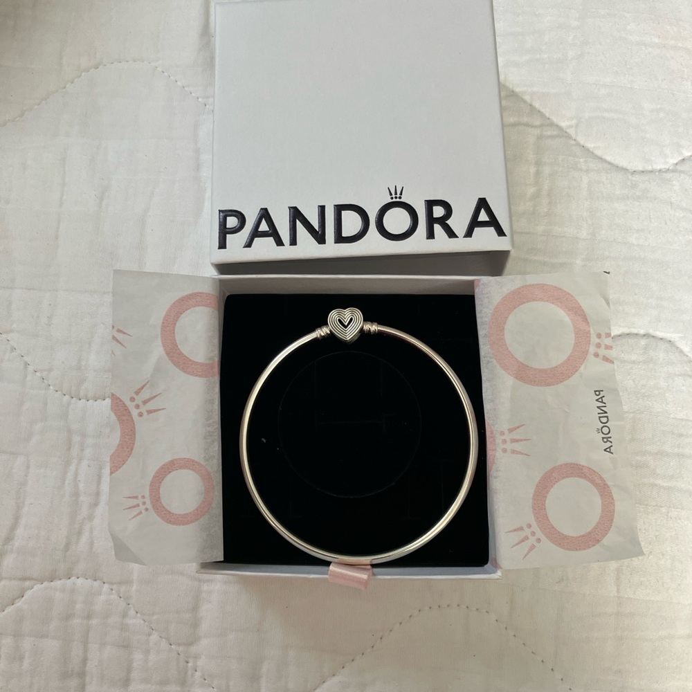 Pandora Silver Heart Charm bangle Bracelet new in the box size 21 cm (8.3) wrist